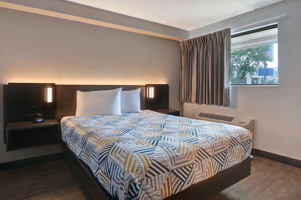 DELUXE, QUEEN BED, KITCHENETTE