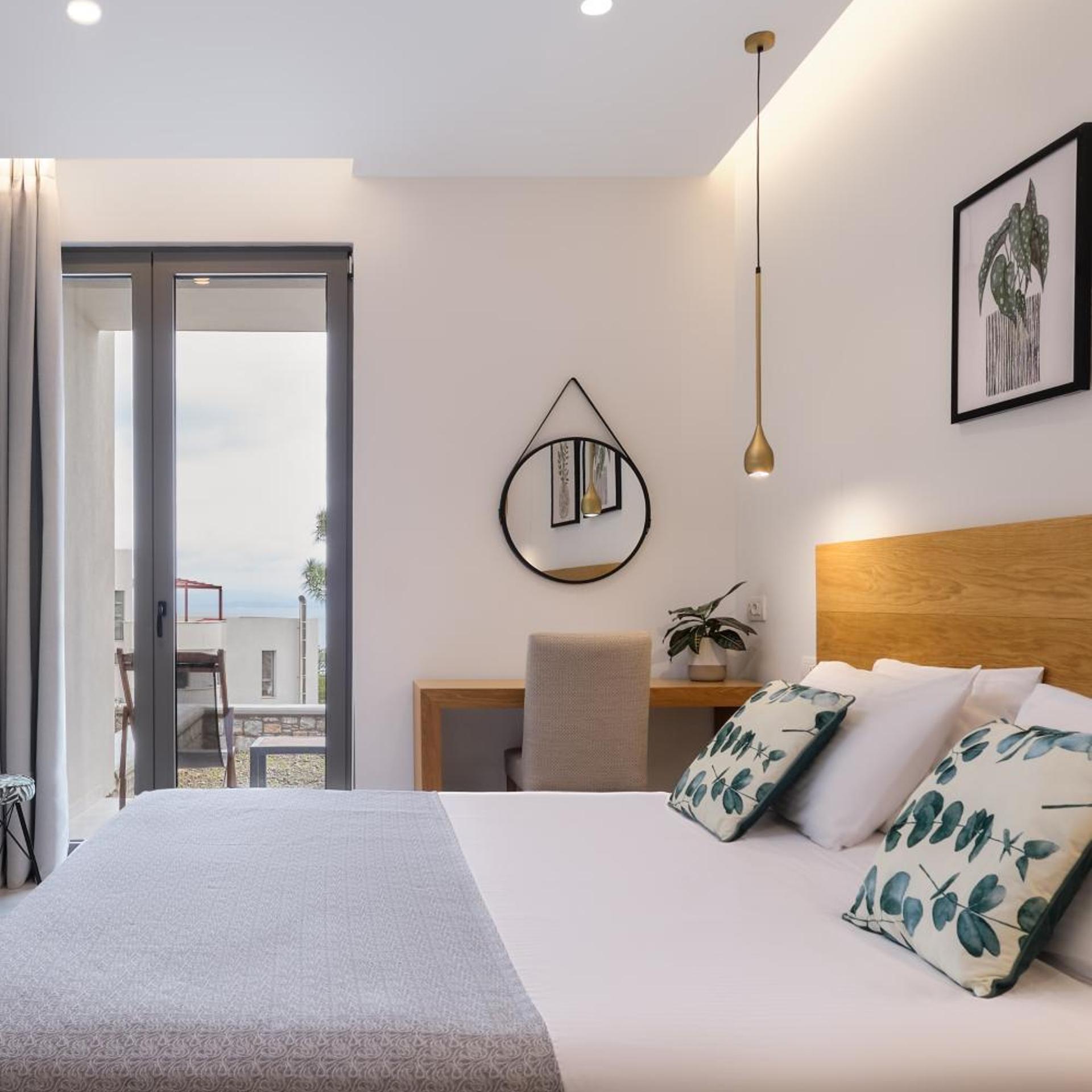 SUPERIOR, DOUBLE OR TWIN BED