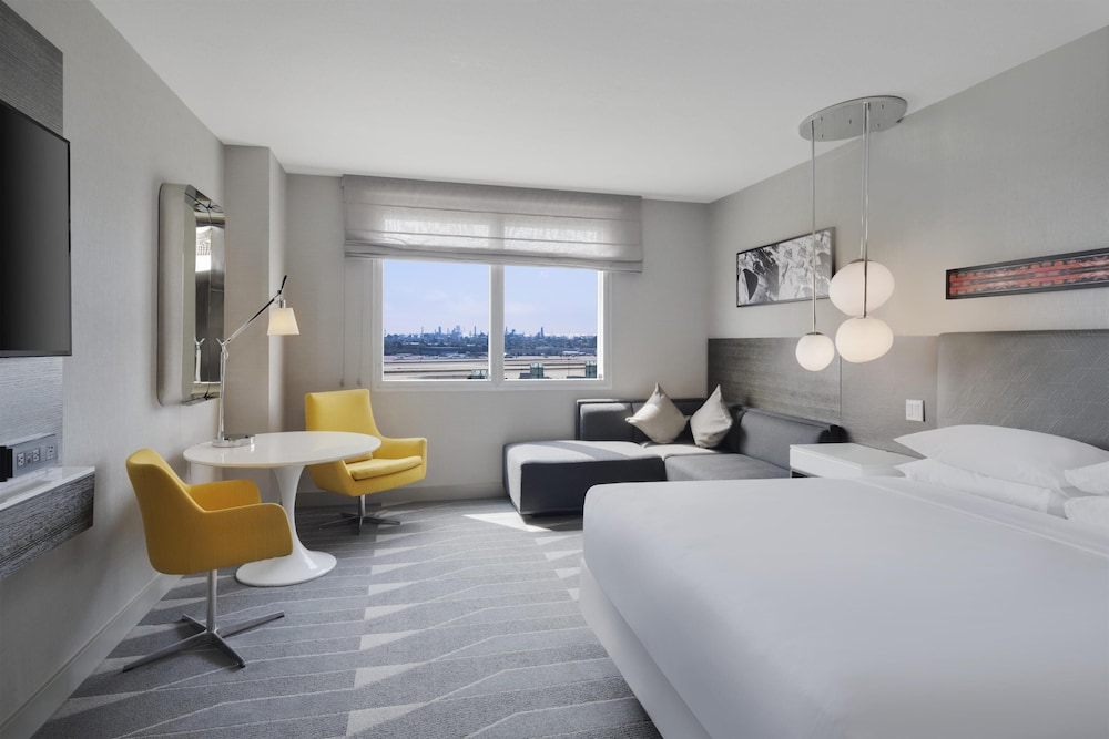 ROOM, KING BED, CITY VIEW, HIGH FLOOR