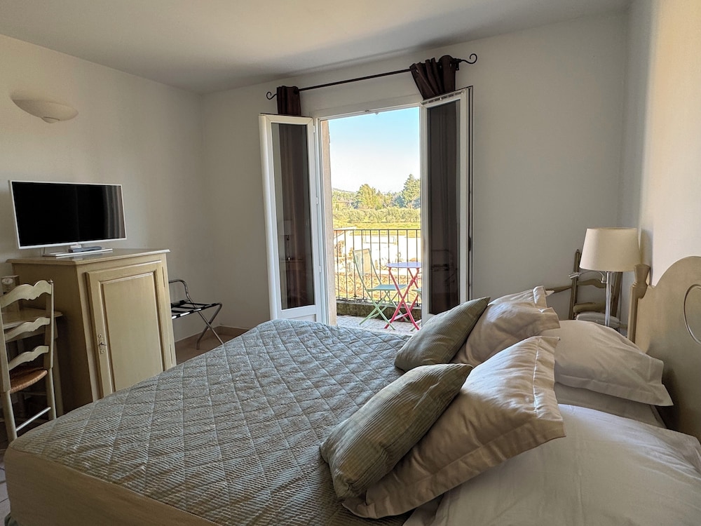Comfort, Queen Bed, Garden View, Balcony