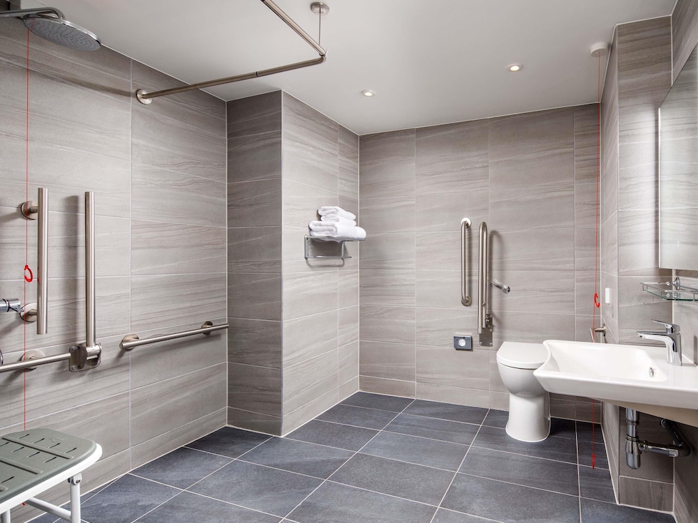 Mercure Newport 49/50