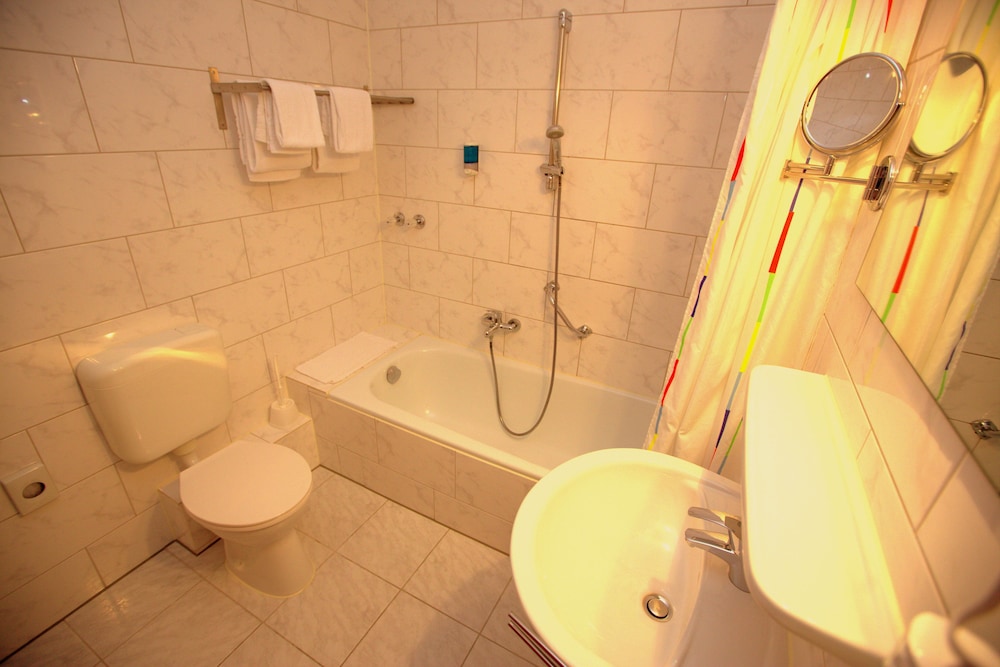 AIRPORT HOTEL WALLDORF 30/31