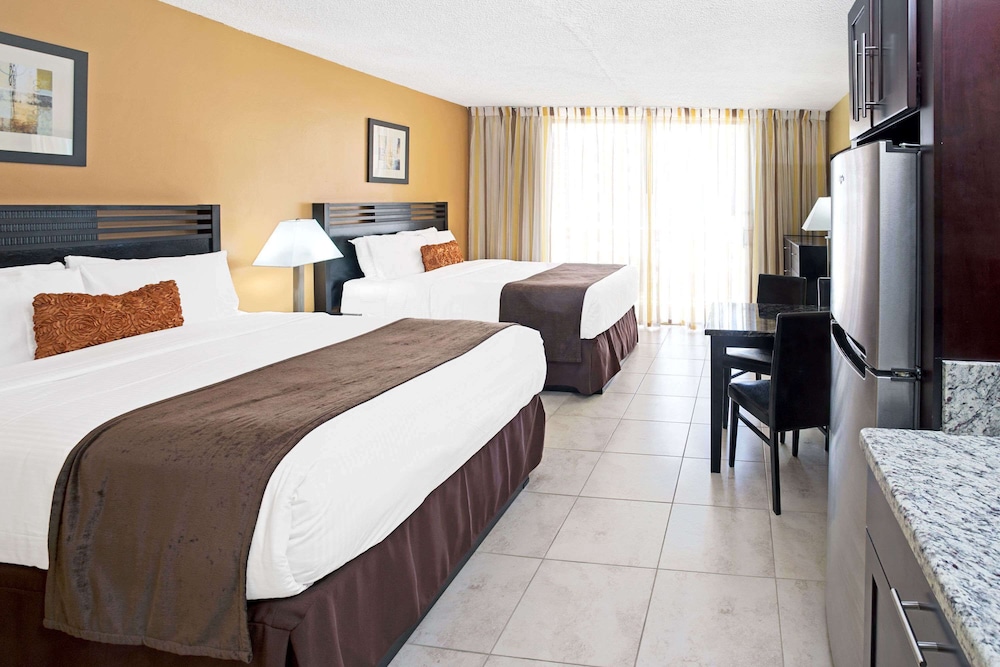 ROOM, 2 QUEEN BEDS, PARTIAL OCEAN VIEW, BALCONY