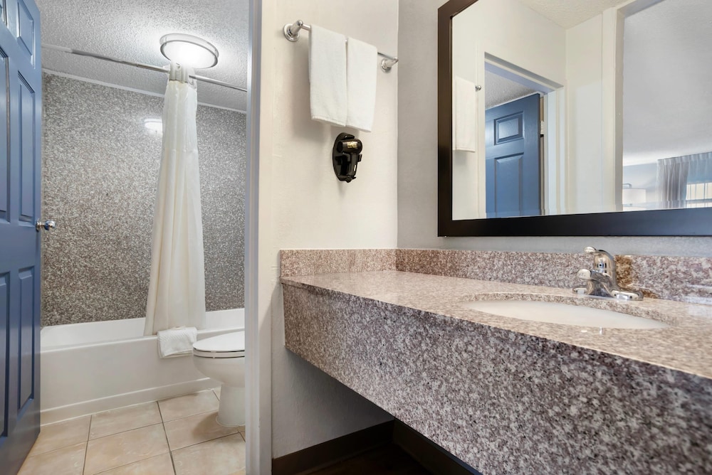 Quality Inn & Suites near Lake Eufaula 39/41
