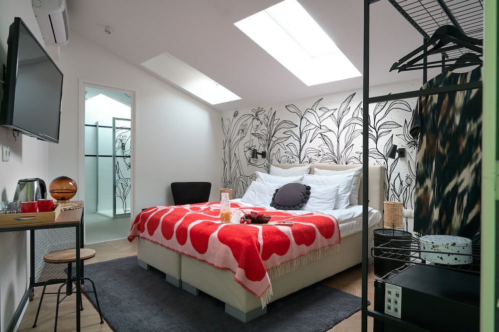 DELUXE, QUEEN BED