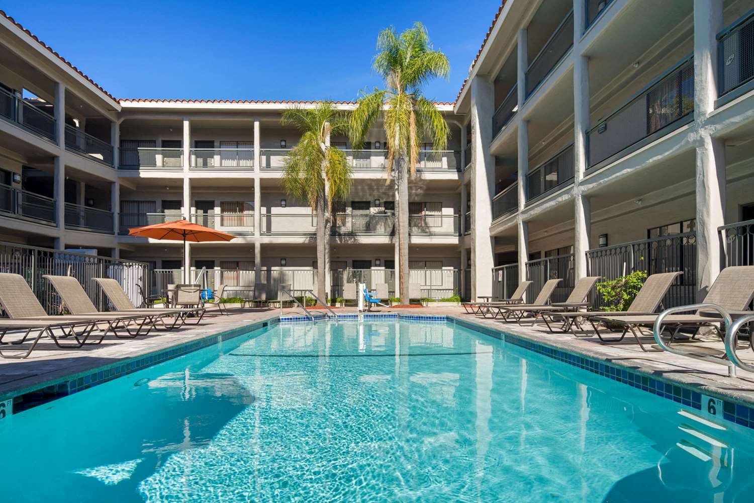 La Quinta Inn & Suites by Wyndham Orange County Airport 6/55
