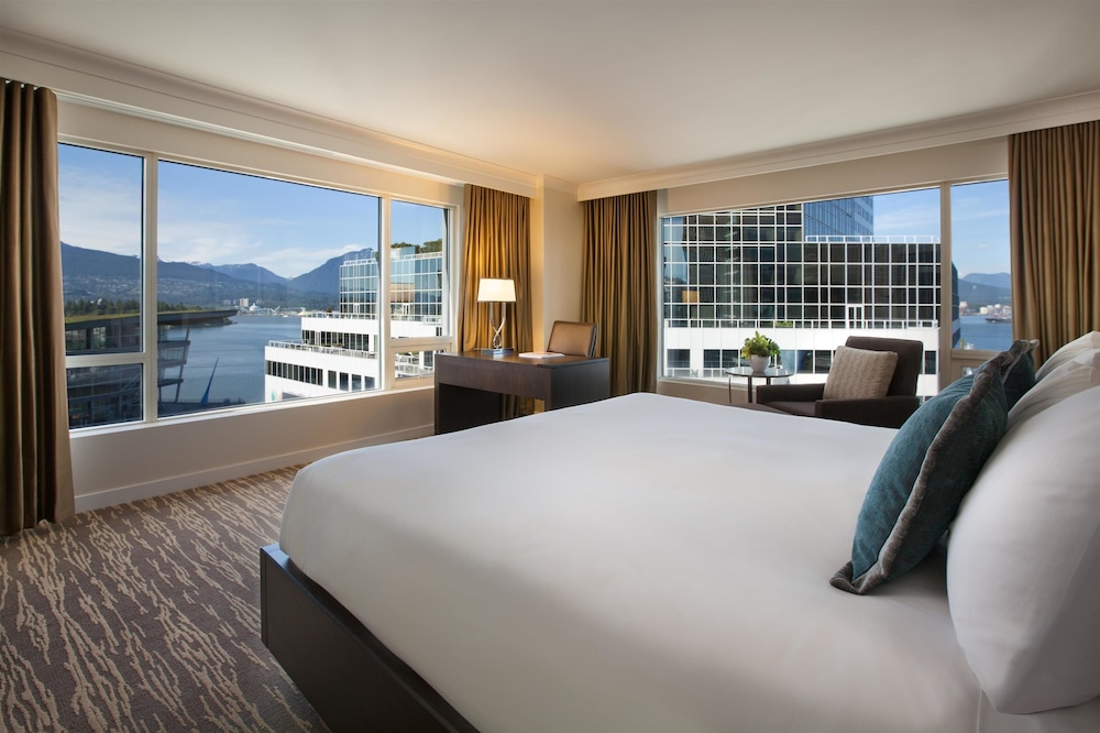 Signature, King Bed, Harbour and Park View, Corner