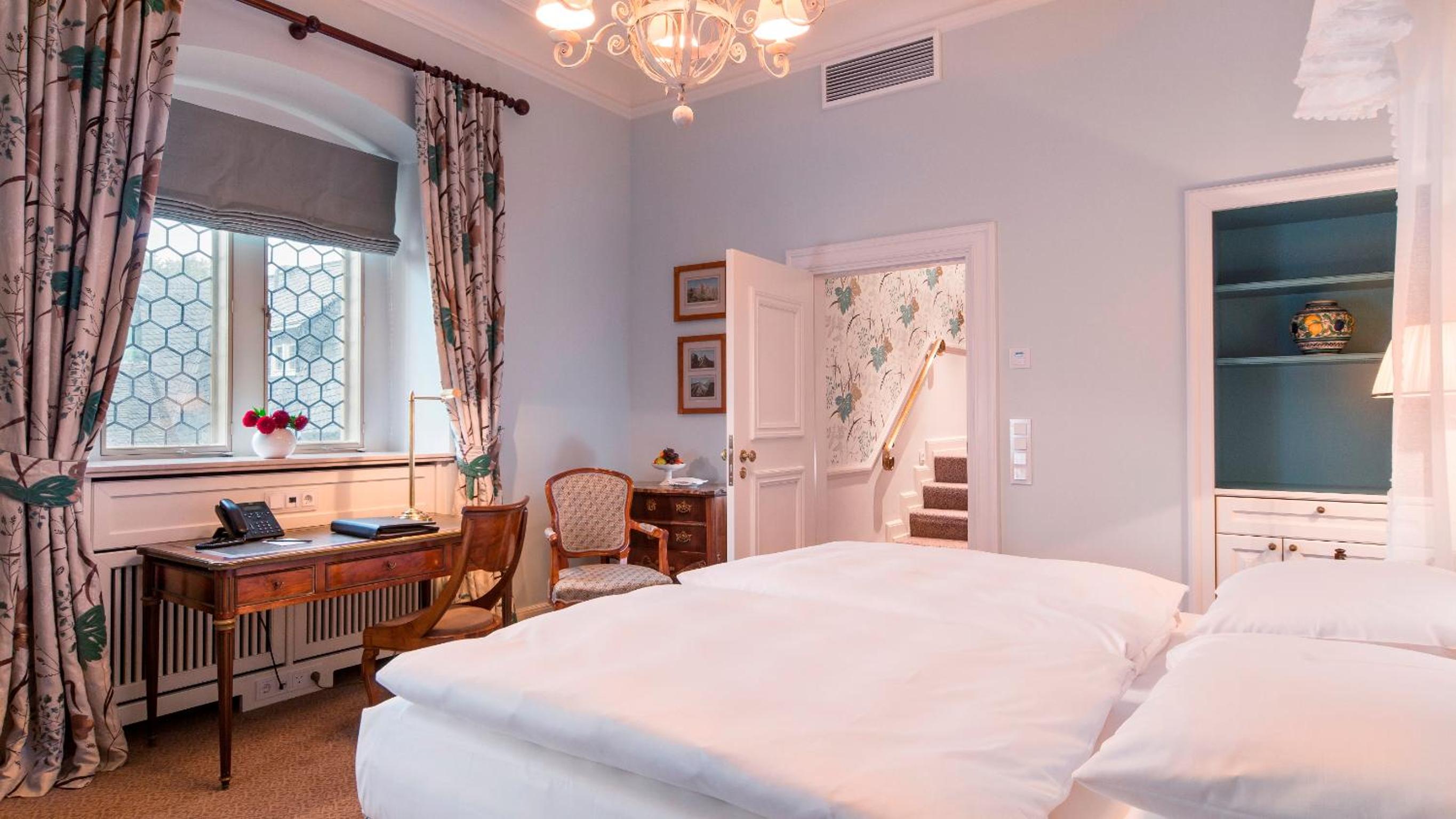Castle, Queen Bed