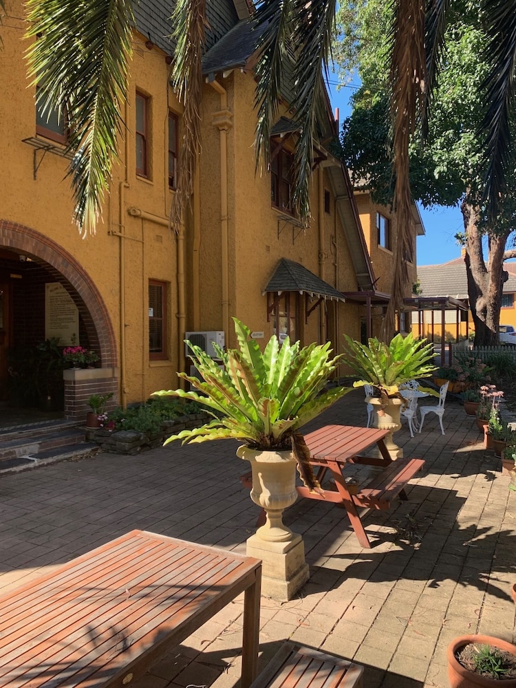BURWOOD BED AND BREAKFAST 6/47