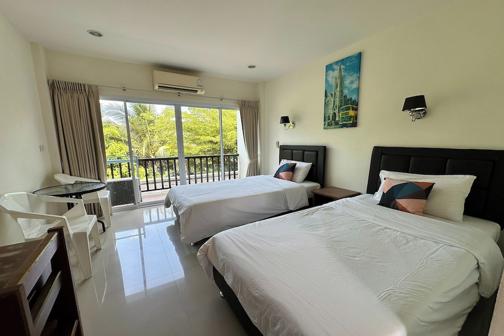 ROOM, TWIN BEDS
