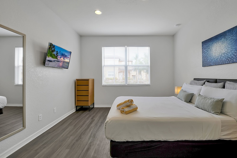4 Bedrooms, Town House, King Bed, 2 Queen and Twin Beds, Sofa, Hot Tub