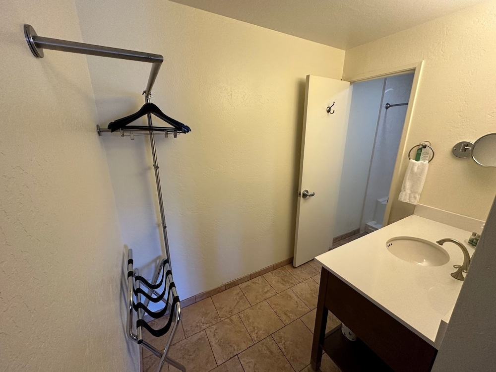 Motel, Economy, 2 Queen Beds، Red Feather Lodge 4/4