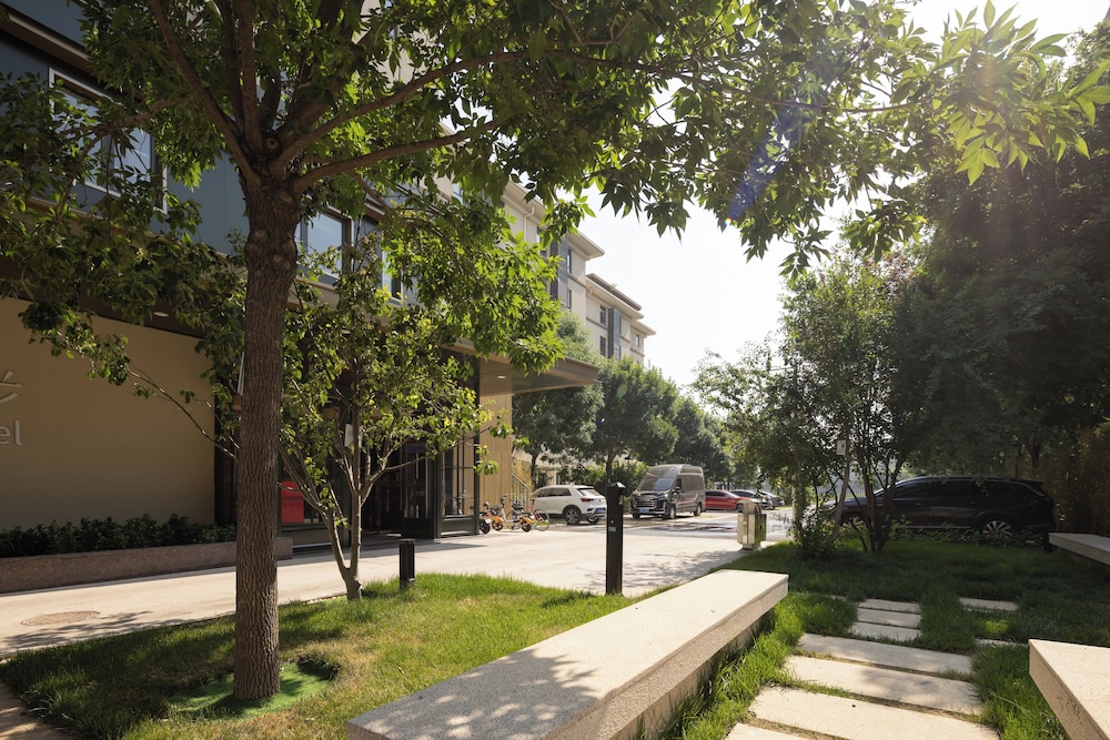 Nostalgia S Hotel (Beijing Fangshan Guangyangcheng Metro Station) 64/67