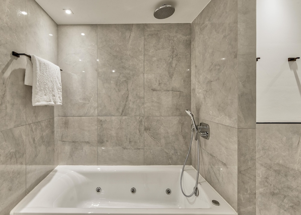 Bitzaro Hotel 50/50