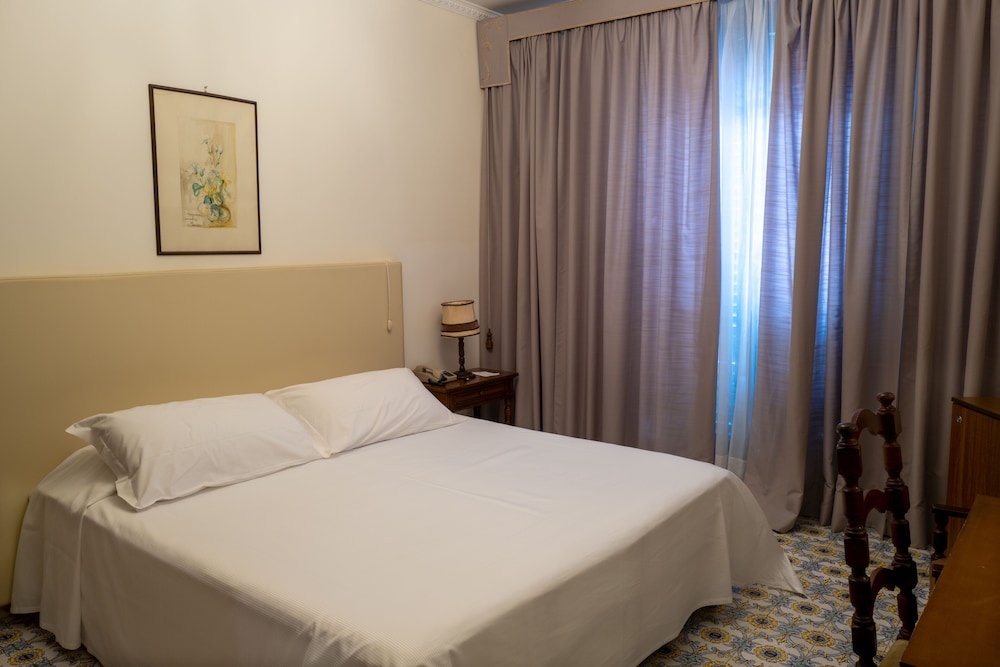 غرفة قياسية بسرير مزدوج أو سريرين منفصلين بإطلالة على البحر، Lido Mediterranee 6/10