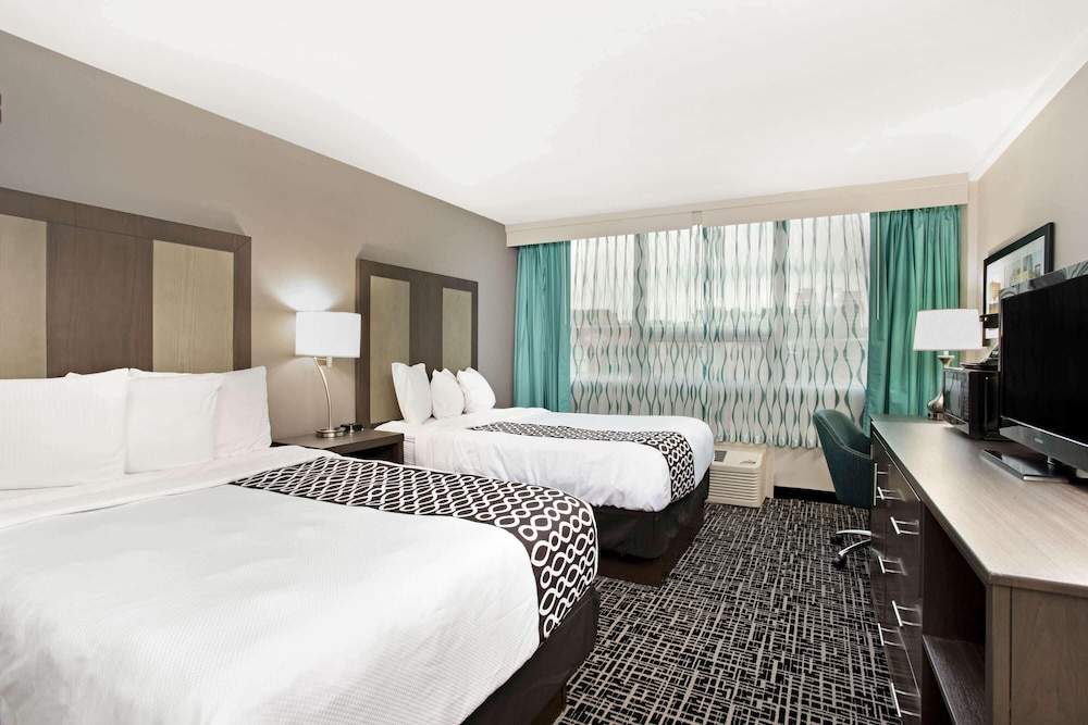 La Quinta Inn and Suites by Wyndham Indianapolis Downtown 8/50
