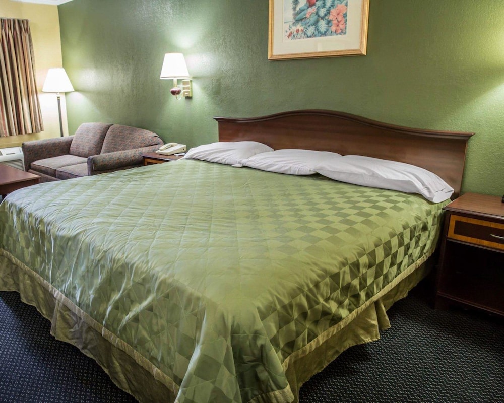 Rodeway Inn and Suites Plymouth Hwy 64 21/55