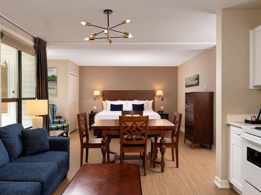 HUNTINGDON MANOR(FORMERLY Huntingdon Hotel & Suites) 30/50