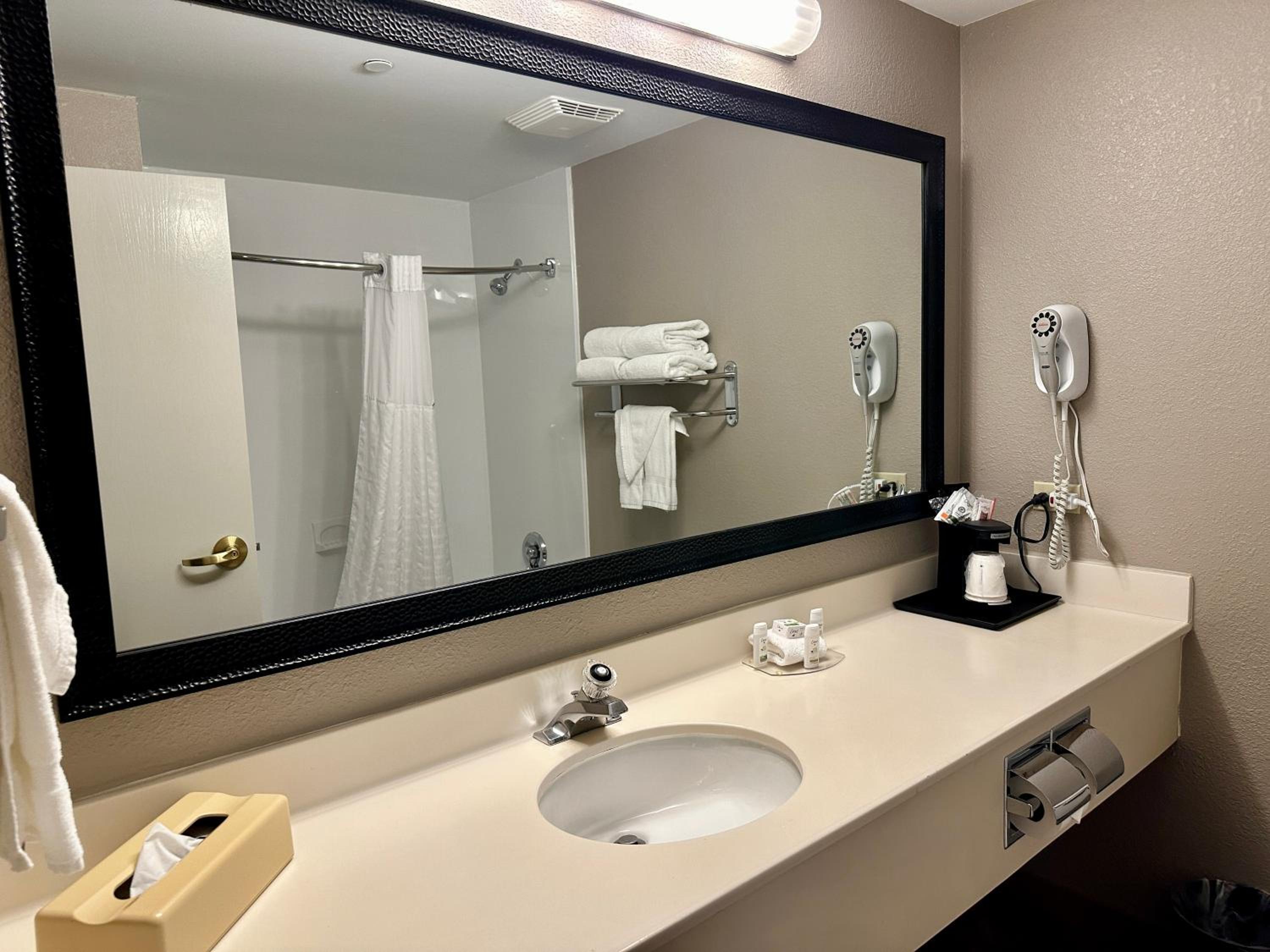 جناح تنفيذي بسريرين مزدوجين مع أريكة، La Quinta Inn & Suites by Wyndham Bannockburn-Deerfield 6/8