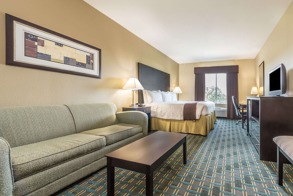 Days Inn & Suites by Wyndham Mineral Wells 27/37