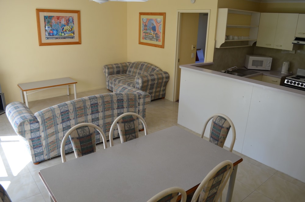 Enderley Gardens Resort 32/55