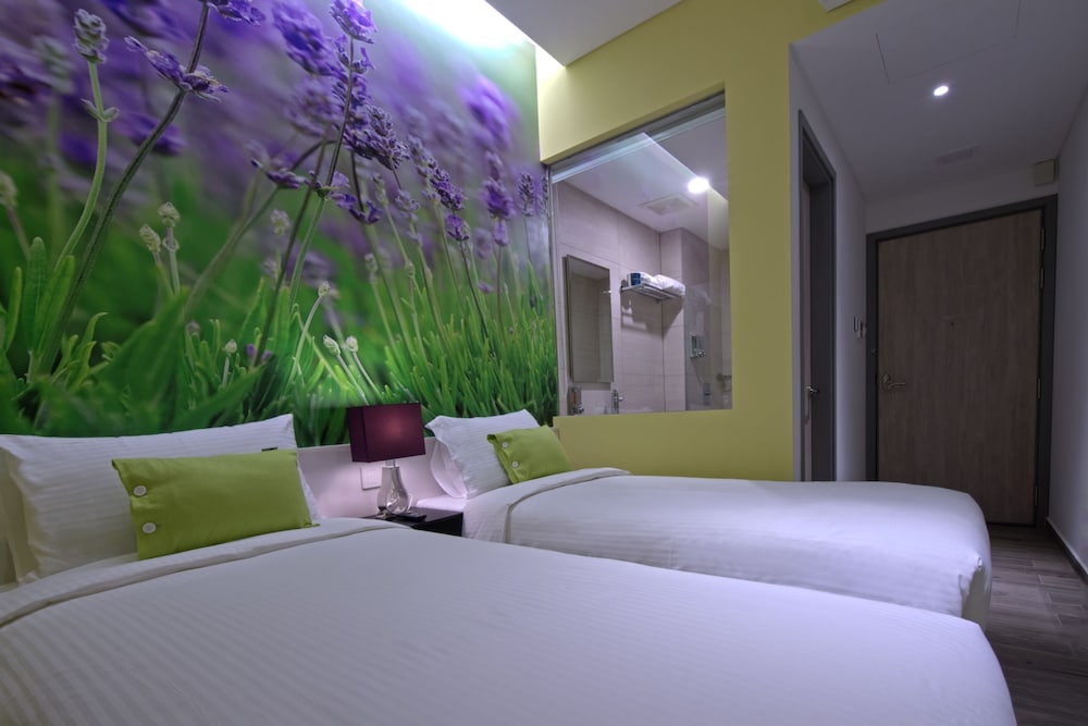 J8 Hotel 33/65