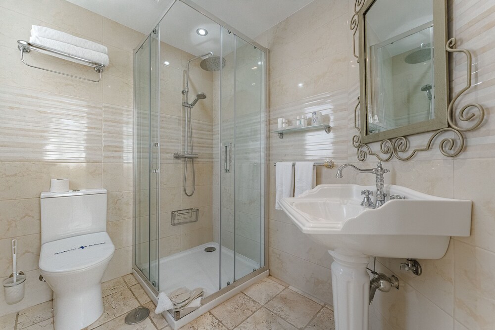 جناح ملكي بسريرين كينج بغرفتي نوم بحوض جاكوزي، Flamingo Suites 7/10