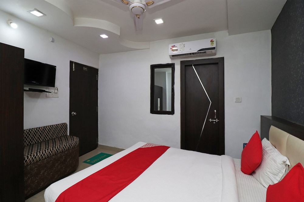 غرفة بسرير مزدوج أو سريرين منفصلين، Oyo 11943 Hotel Yugantar Palace 2/4