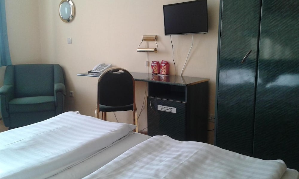 BARA HOTEL 24/50