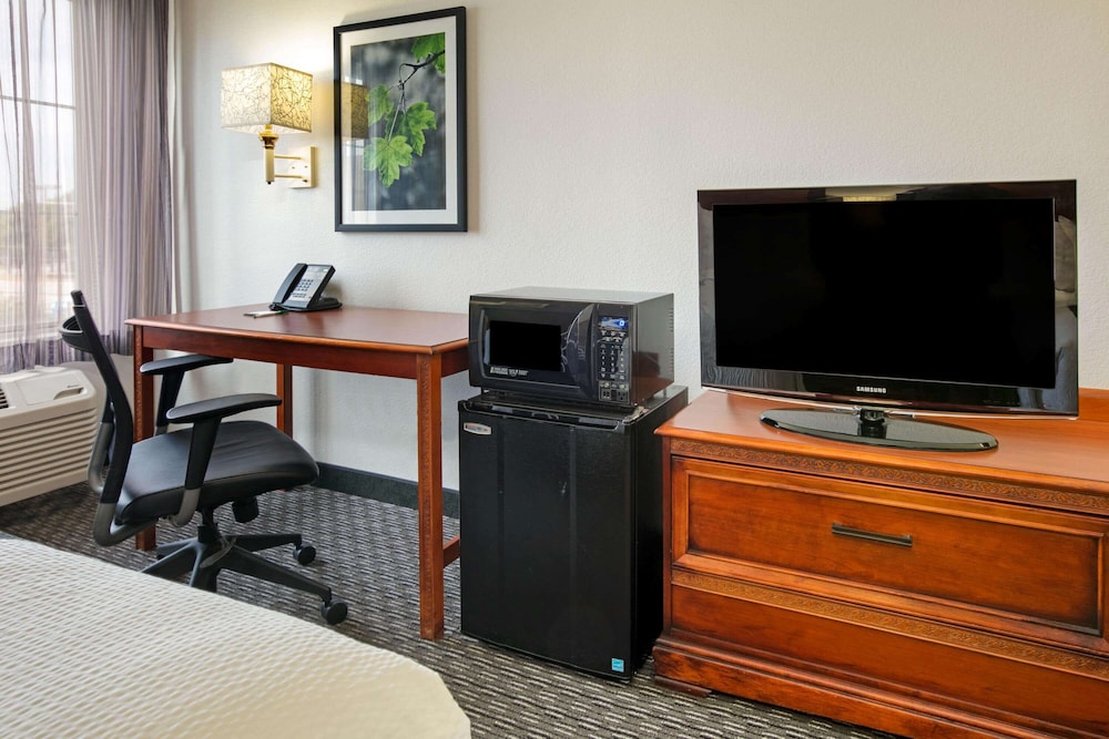 La Quinta Inn & Suites by Wyndham DFW Airport South / Irving 47/52