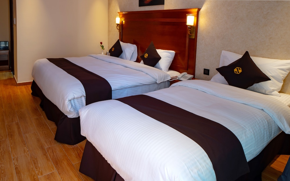 Raha Grand Hotel (ex Hive Hotel) 13/27