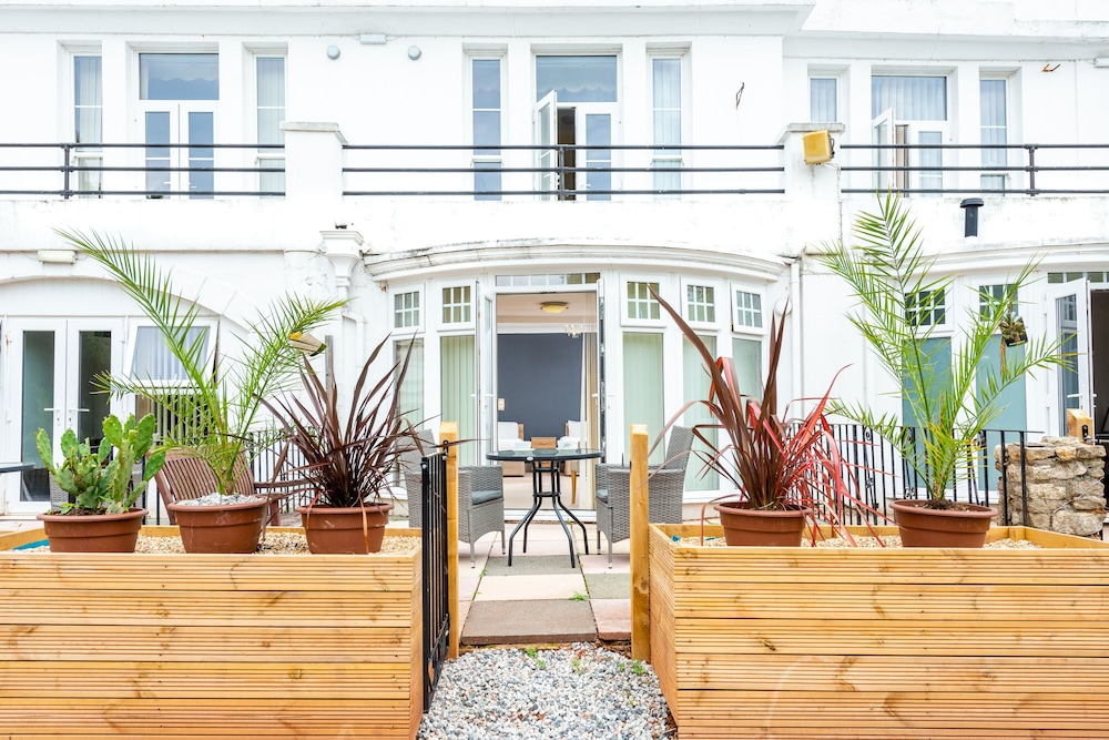Abbey Lawn Hotel 46/64