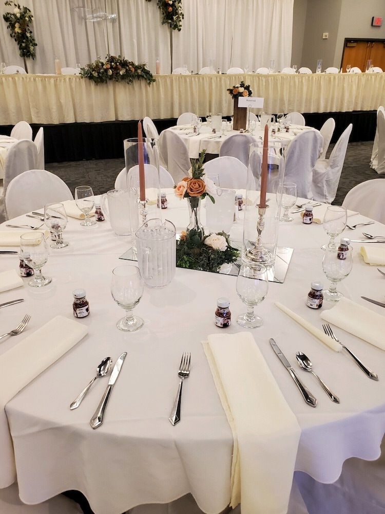 Crossroads Hotel Huron Event Center 36/50