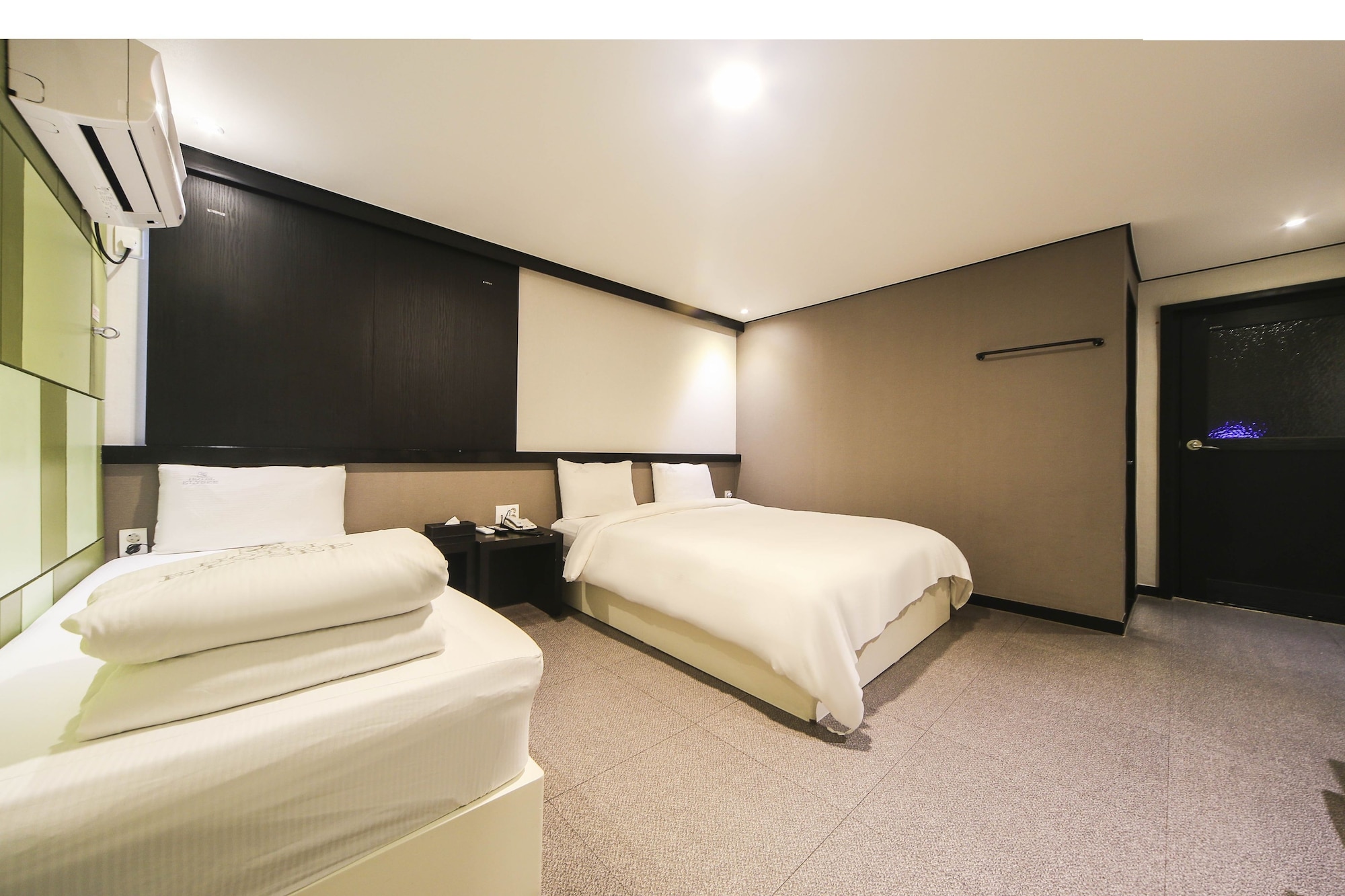 DELUXE, TWIN BEDS
