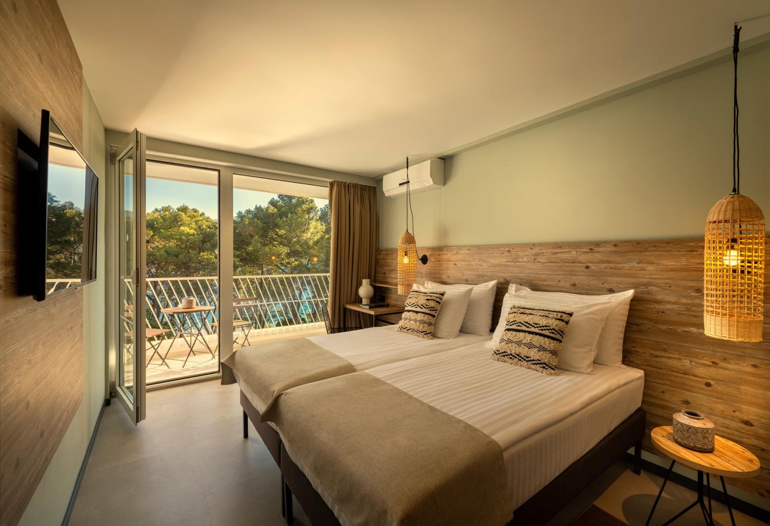 Room, Queen and Twin Beds, Sea Side