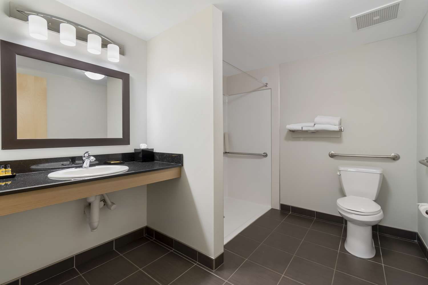 Best Western Plus Airport Inn and Suites 44/46
