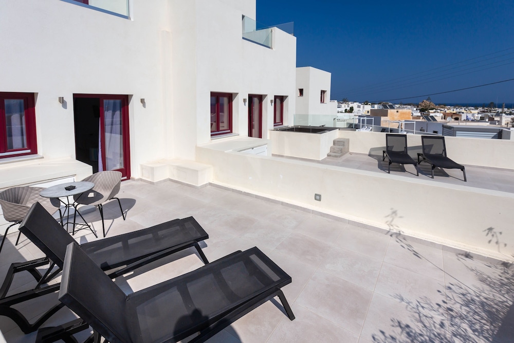MAR N MAR CROWN SANTORINI HOTEL AND SUITES 30/48