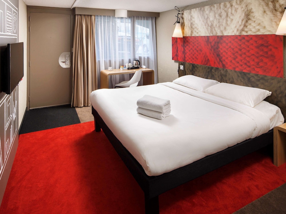 ROOM, DOUBLE BED