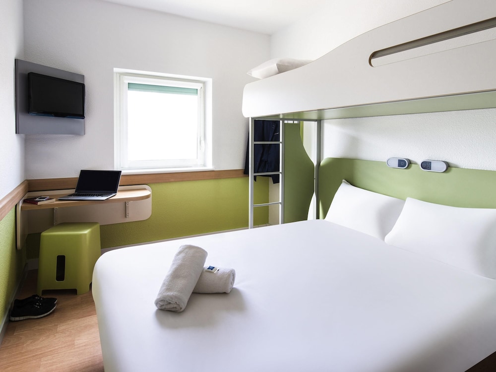 ROOM, DOUBLE BED