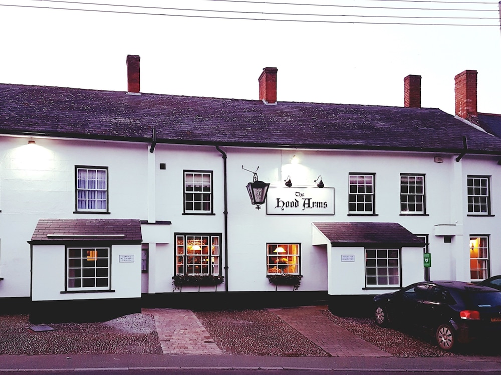 The Hood Arms 1/34