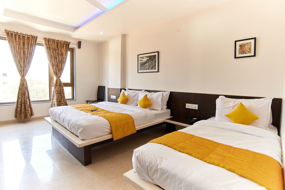 Hotel Sai Bansi 11/36