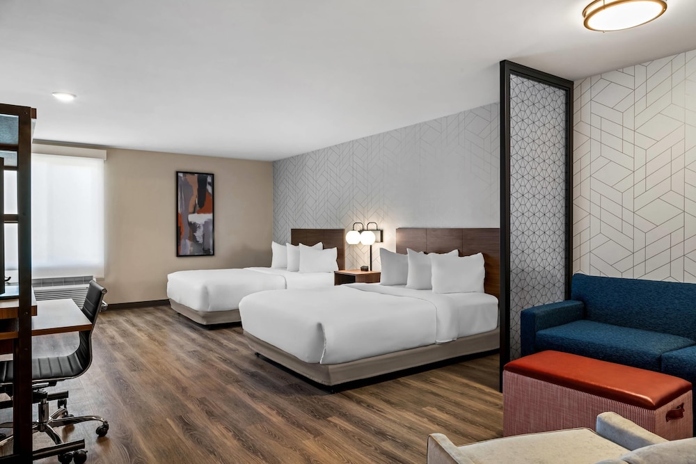 Suite, 2 Queen Beds, Accessible