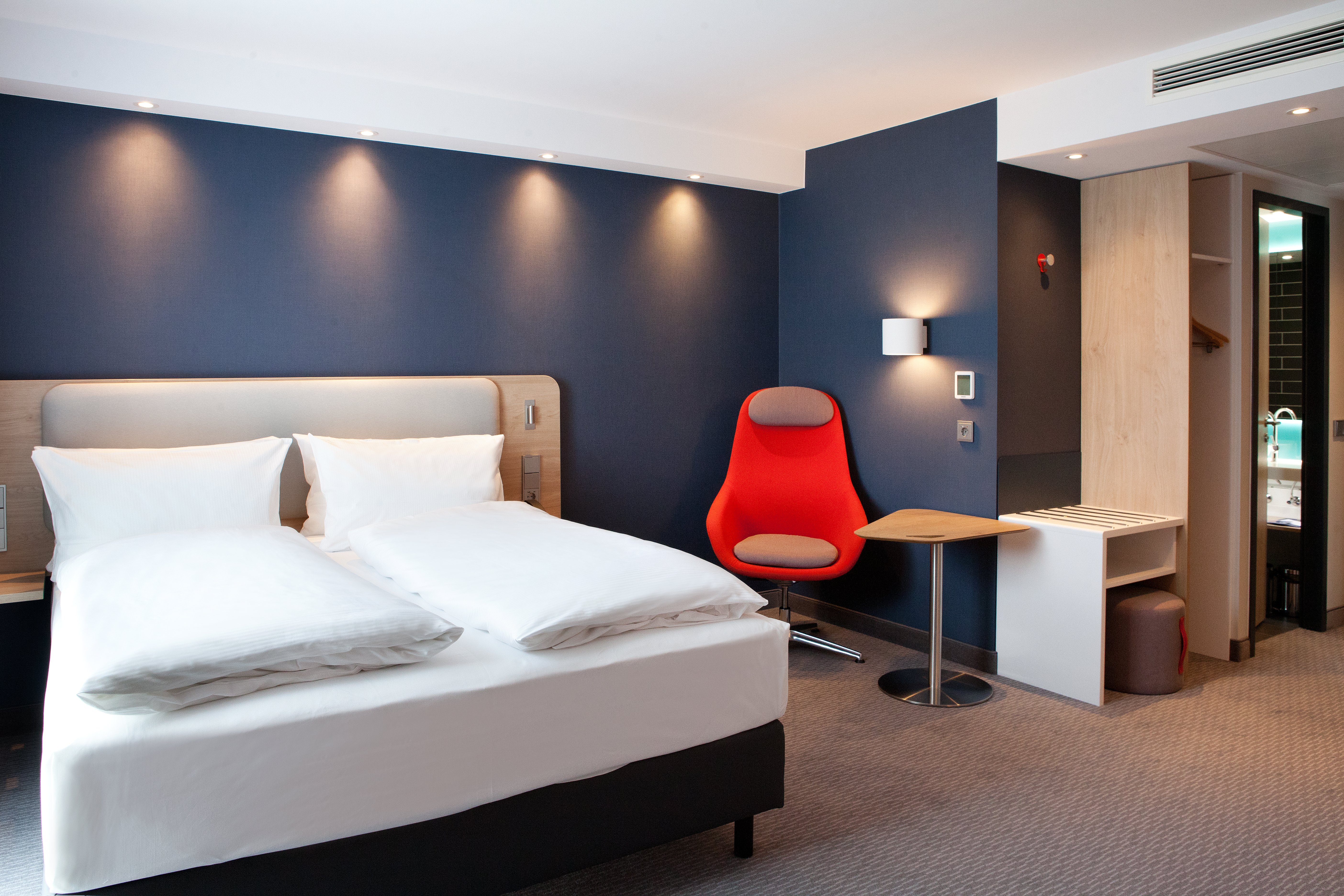 HOLIDAY INN EXPRESS SIEGEN 28/79