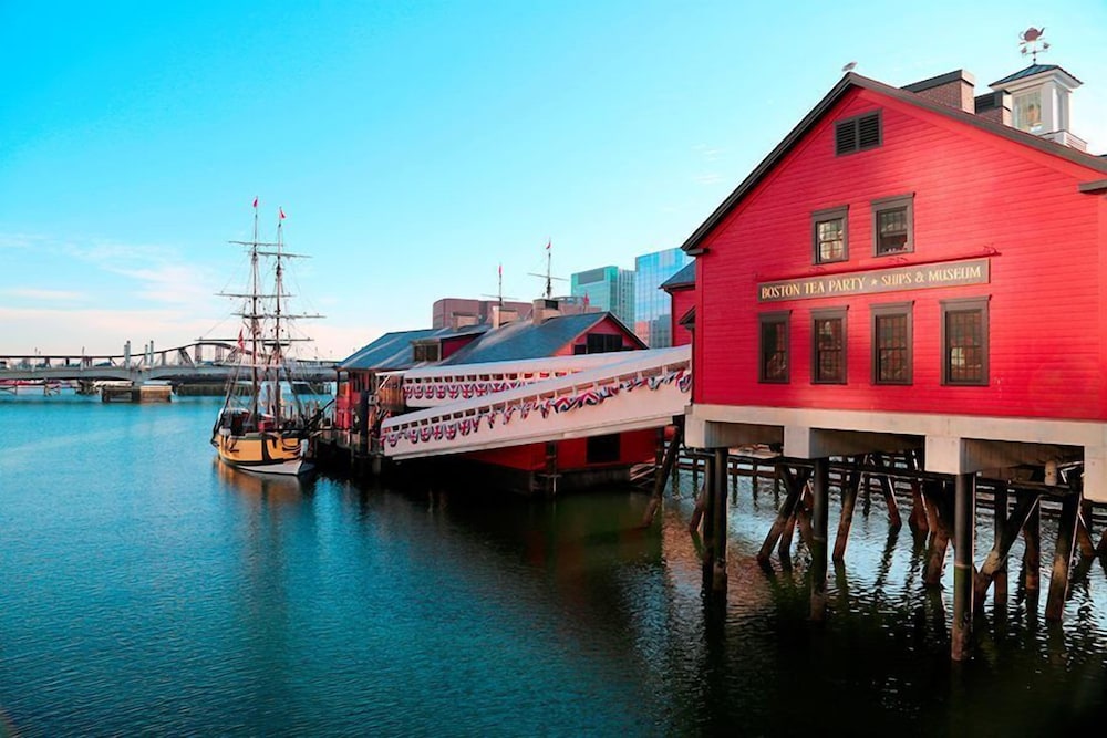 Hyatt Place Boston Seaport District 43/47