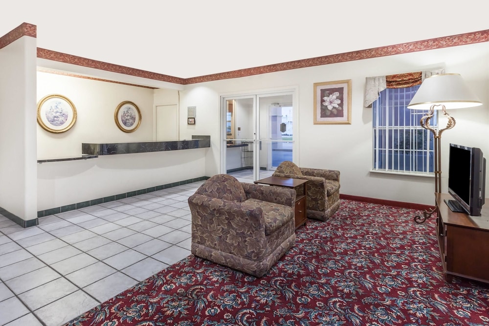 Super 8 by Wyndham Forney/East Dallas 20/27