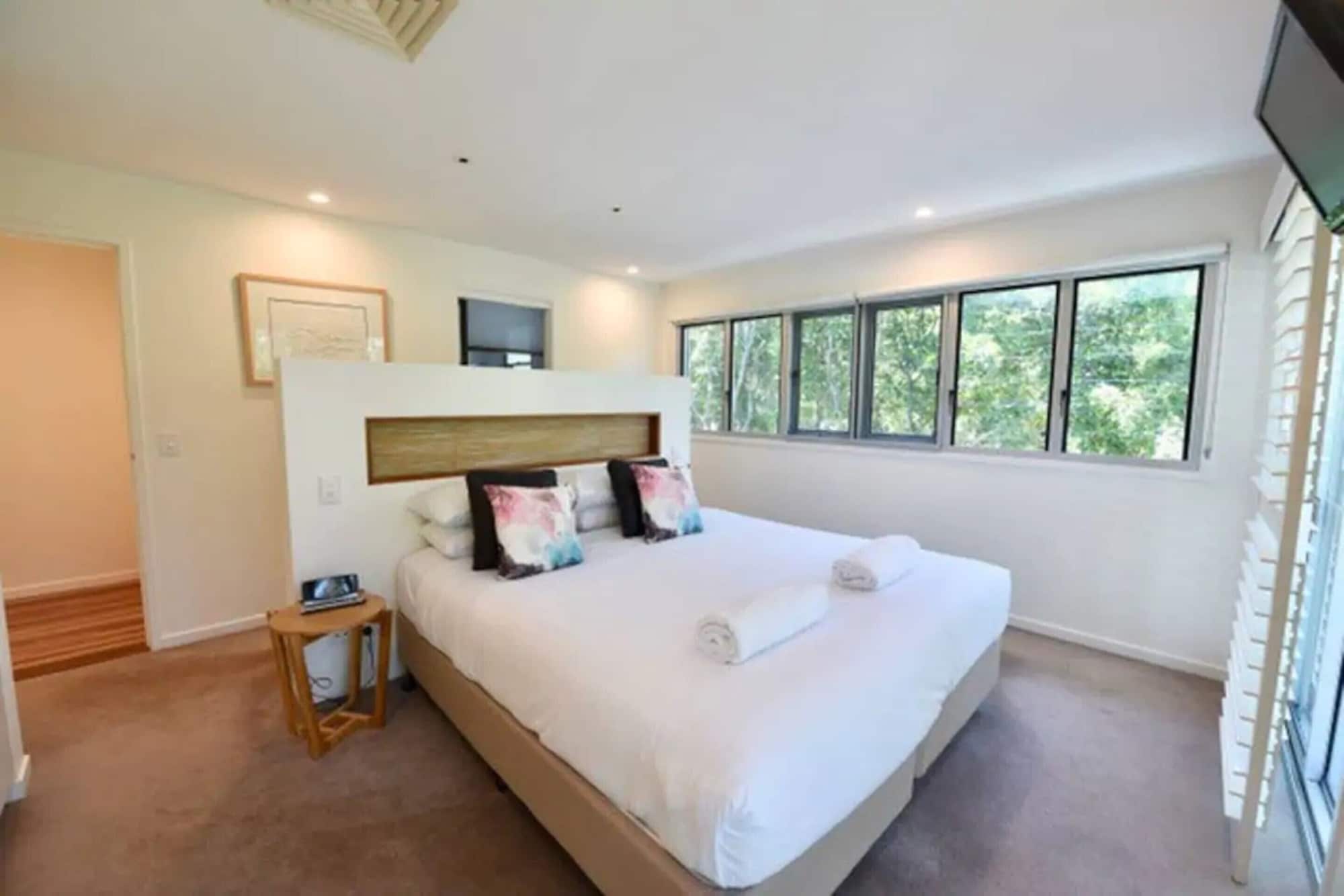 3 Bedrooms, Bay, Penthouse, 1 King and 4 Single Beds