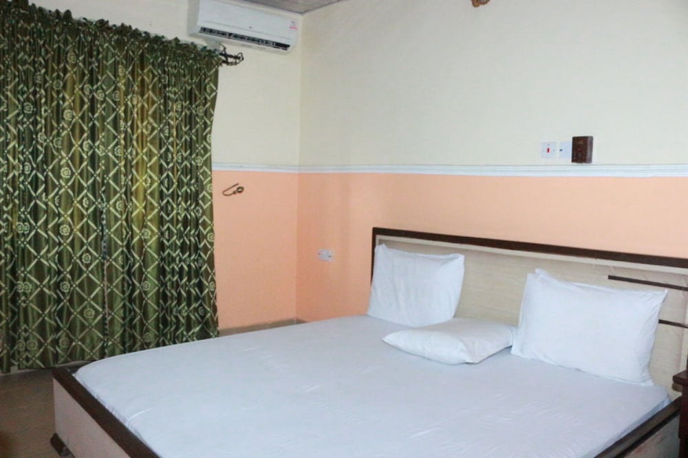 L & L Executive Hotels And Suites 6/19