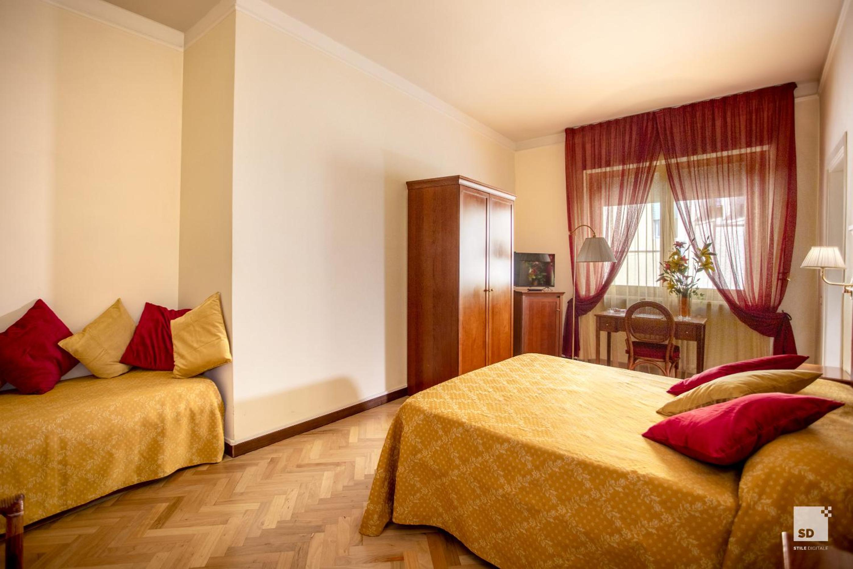 ROOM, DOUBLE BED