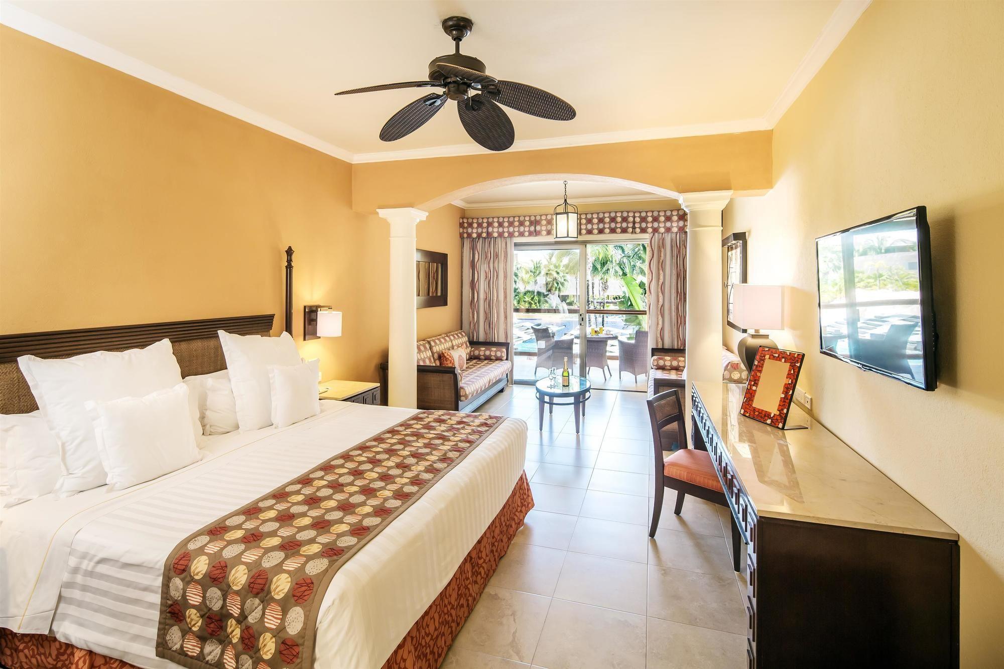 Junior Suite, Single, Pool View, Premium Level