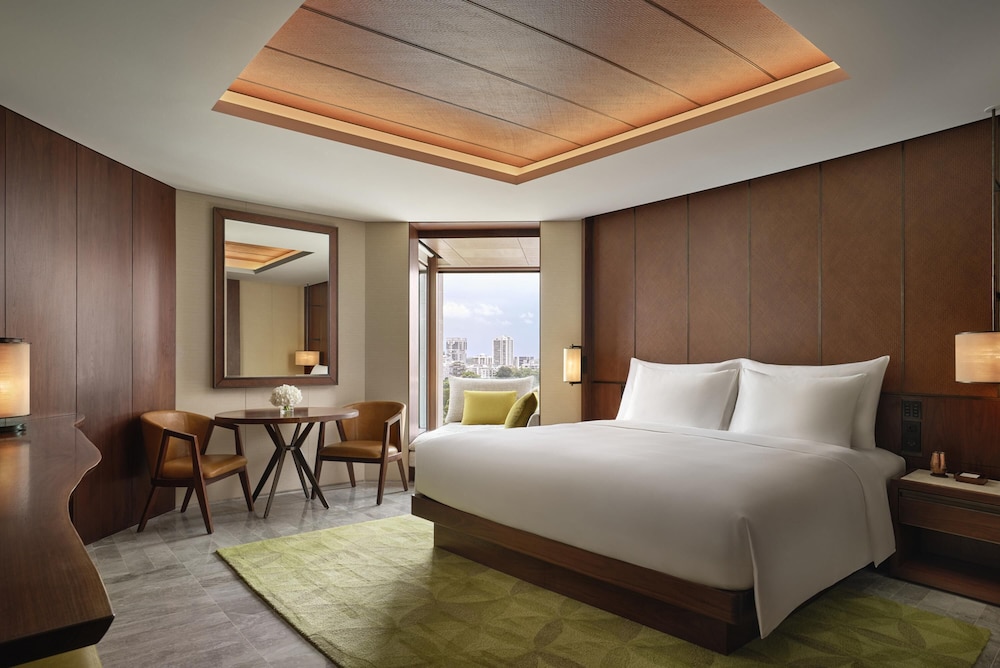 ROOM, KING BED